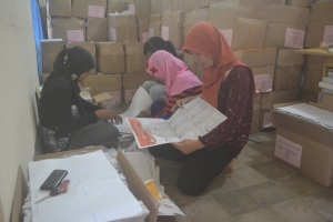 Para pekerja saat menyortir dan melipat surat suara di KPU Kabupaten Mojokerto (jek)